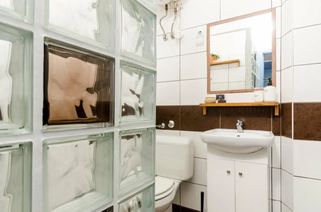 Quiet Cozy Apartment in Party Street e1
