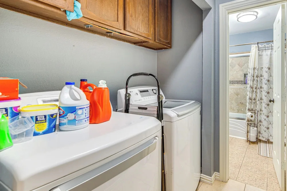 Dallas Area Home w/ Hot Tub, Families Welcome!