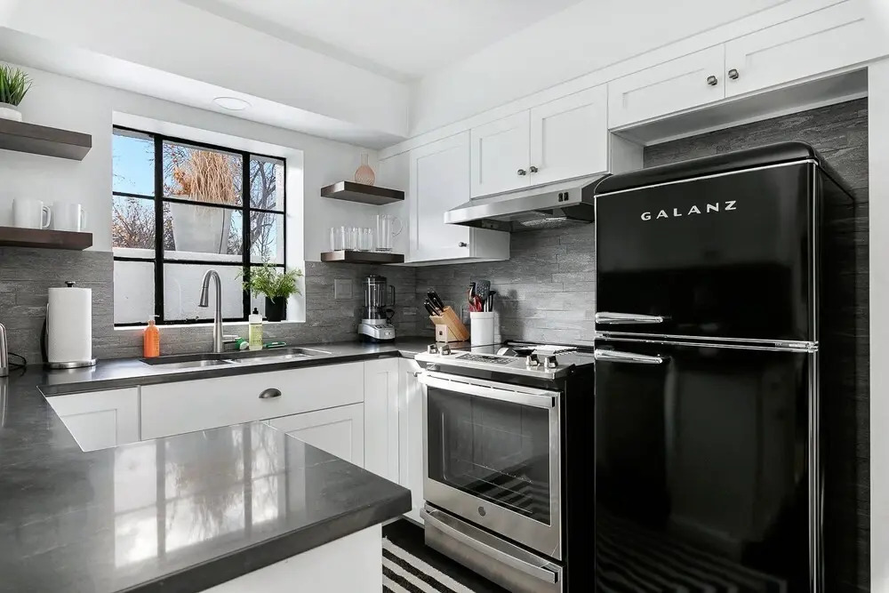 Luxury Contemporary Apartment With Peloton Bike