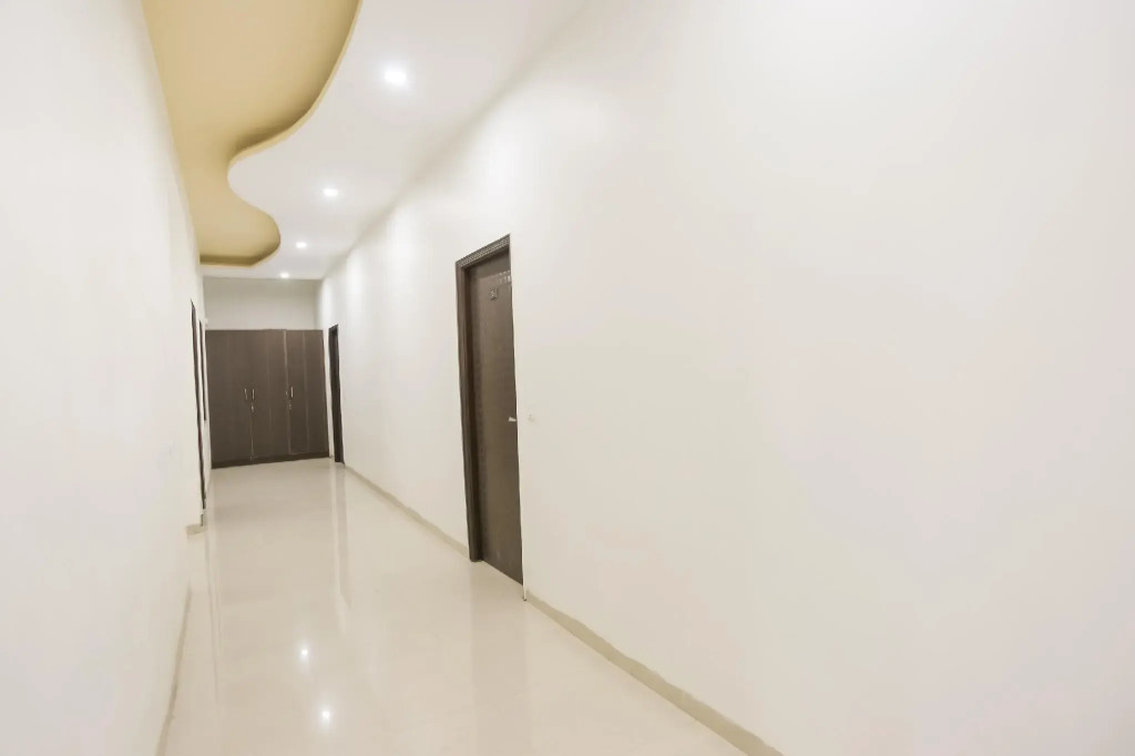Capital O 61602 Hotel The Royal