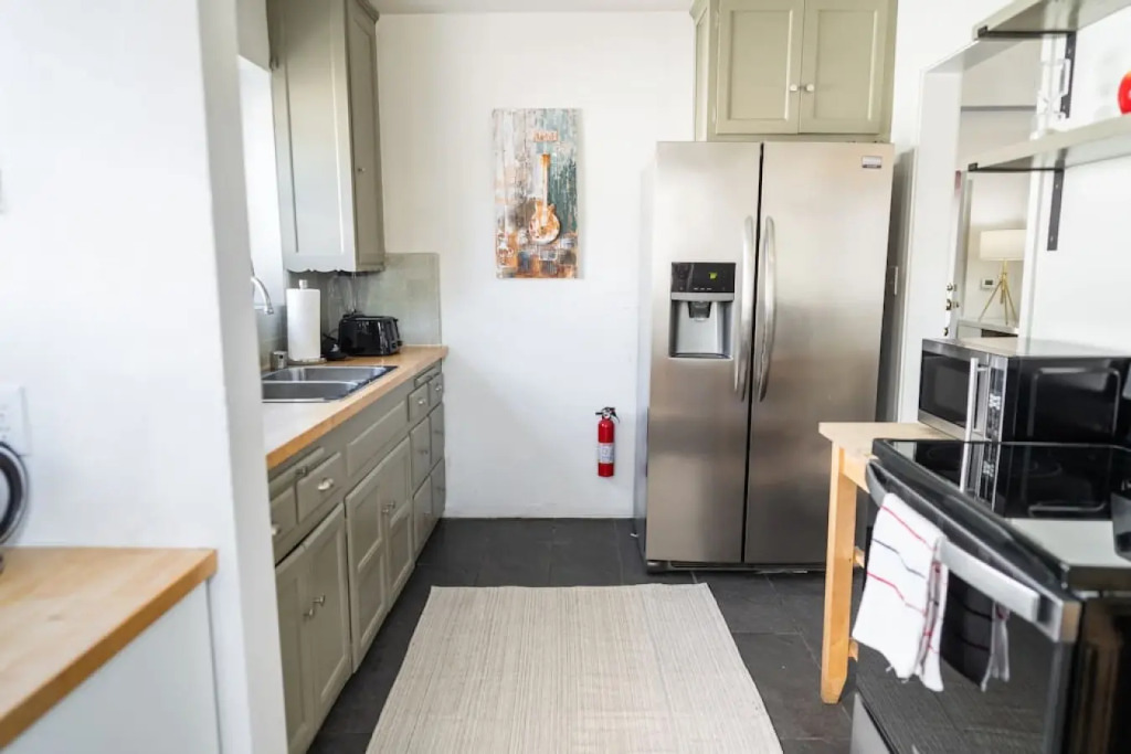 Updated Well-Appointed 3-Bedroom Home In Beautiful Burbank Neighborhood  (P49)