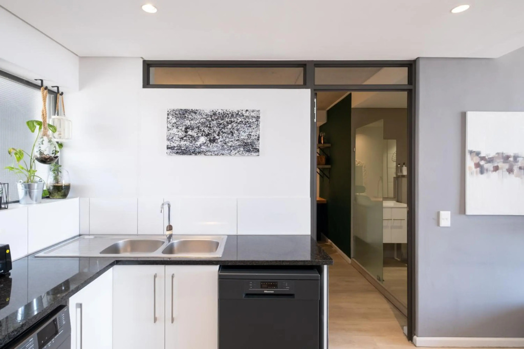 Modern Two Bedroom Unit, Mountain & Harbour Views