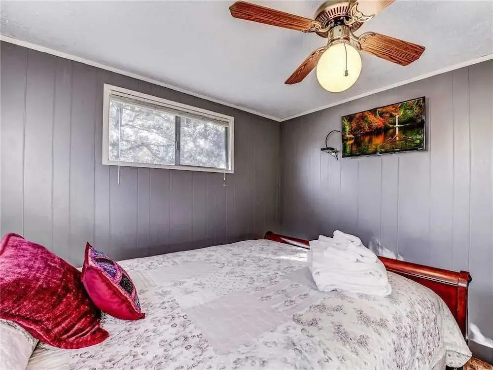 Foxfire Haven - Three Bedroom Cabin with Hot Tub