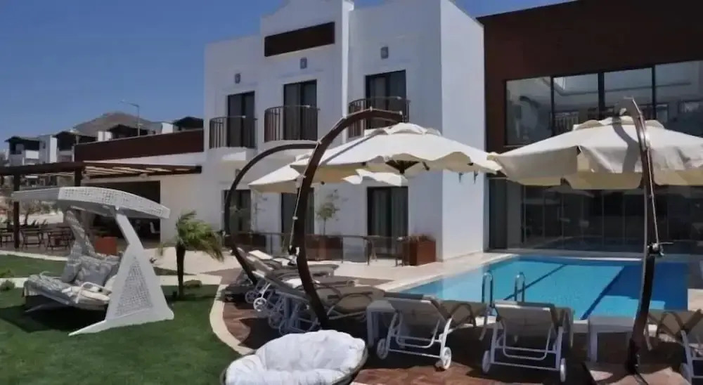 Small Beach Hotel