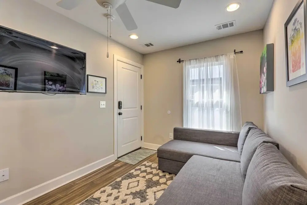 Updated Savannah Apartment - Walk to Forsyth Park!