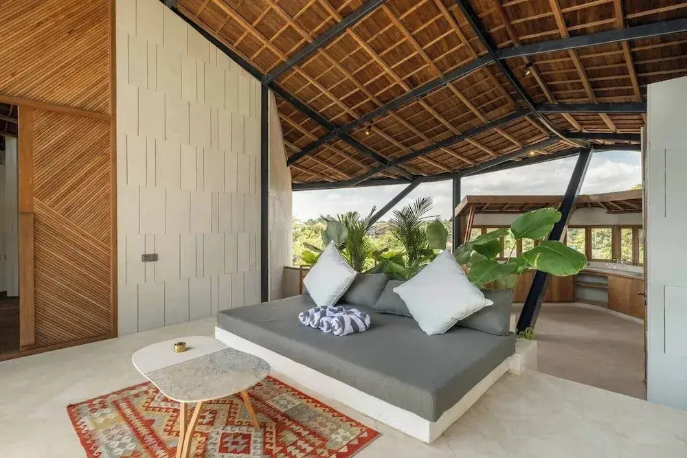 Gorgeous 2-br Penthouse, 800m to the Beach