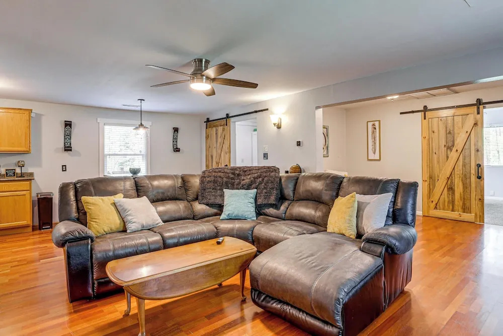 Deck, Trails & Forest Views! Ponderosa Park Cabin