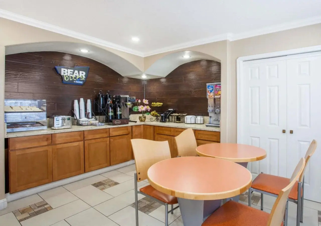 Travelodge by Wyndham Fresno Yosemite Area