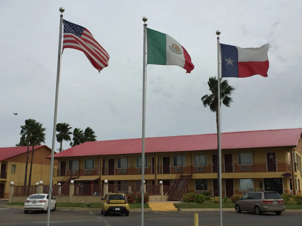 Deluxe Inn Airport