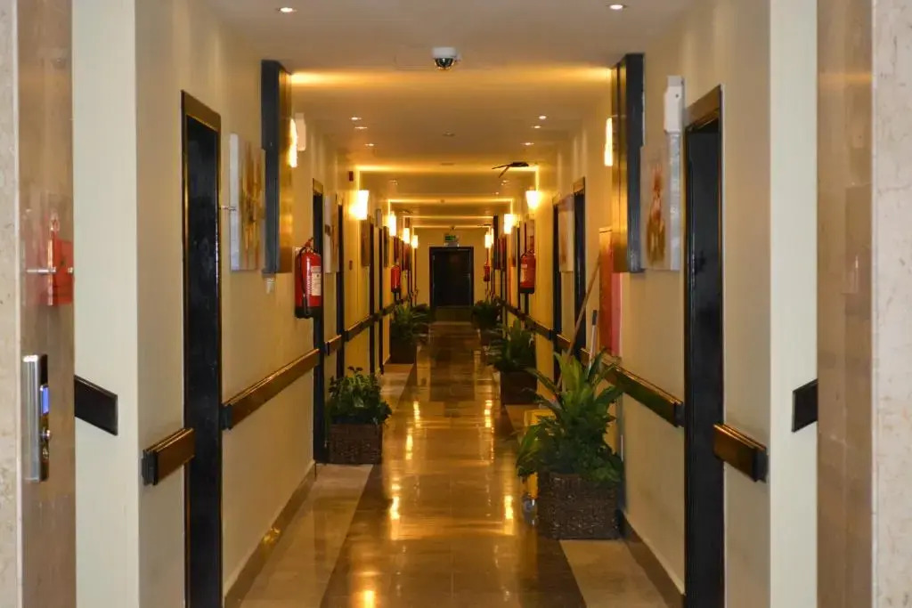 Al Bustan Crown Hotel 2