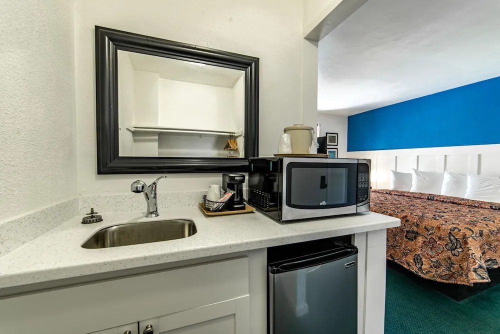 Captain's Table Lodge and Villas