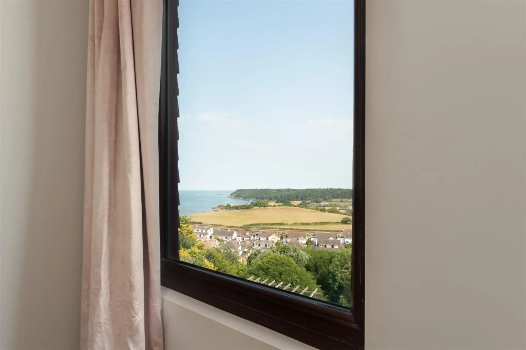 The Spinney - Spectacular views over the bay and close to beach with parking