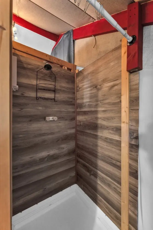 The Vines Retreat, Hot-tubs, Game Room, 10-mins to Downtown!