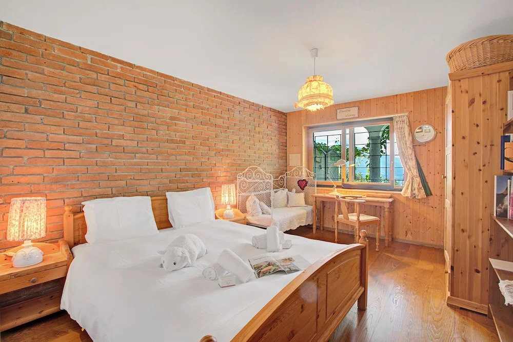 Locarno Area: Quiet Lake View Escape 1