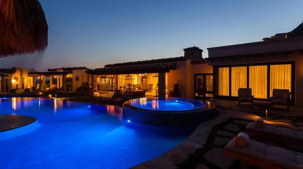 Ultra Luxury Villa with Premium Linens, Gym, Immense Pool, & 5 min Taxi to Downtown