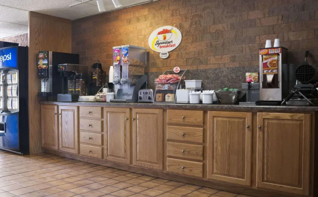 Super 8 Beachwood