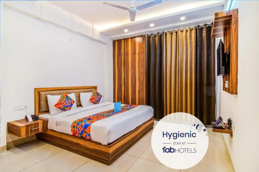 FabHotel Kiara- 400 meters from Medanta hospital