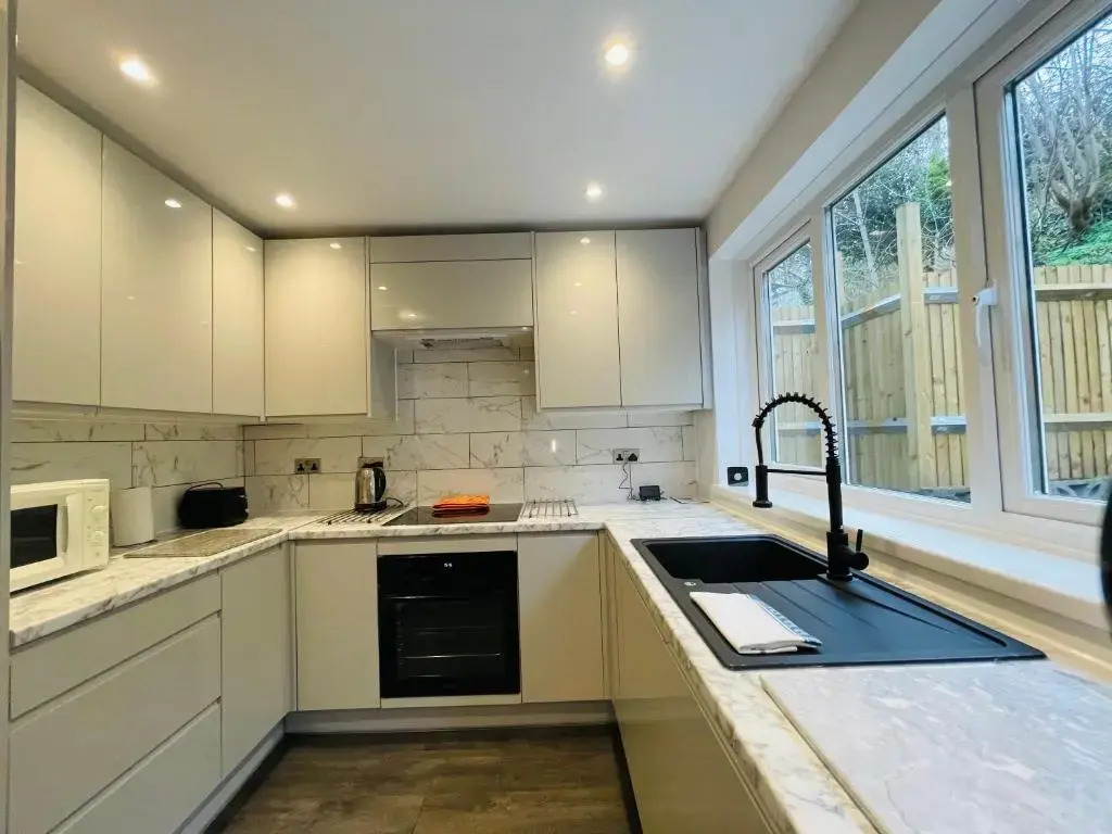 Cheerful 5-bedroom with free parking