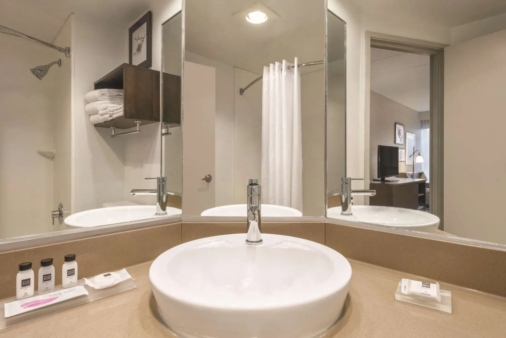 Country Inn & Suites by Radisson, La Crosse, WI