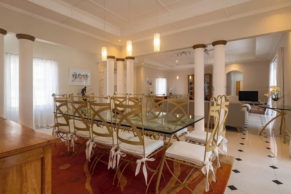2 Bed Villa - Sleeps 4 - Pets - Pool - Garden