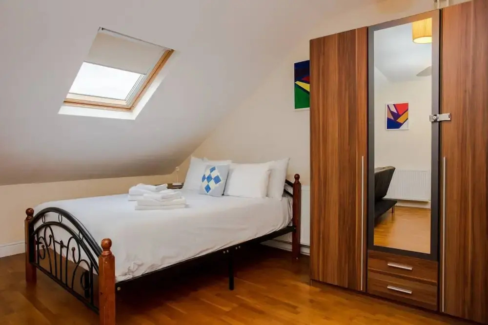 Top Floor Studio Next to Clapham Junction Station