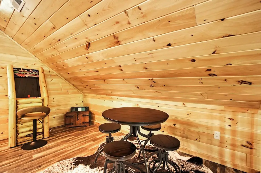 Gatlinburg Cabin w/ Hot Tub: 5 Mi to Downtown