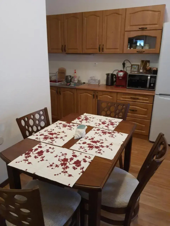 Homey 1-bed condo, fastest internet, free parking