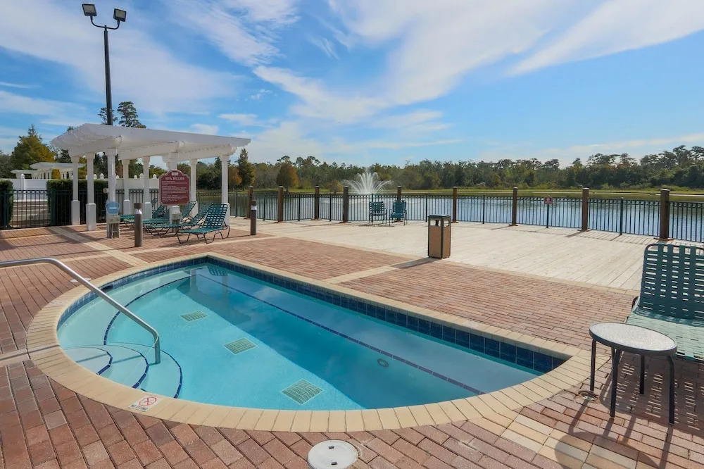 Near Theme Parks! Gorgeous 3 BR Town Home, Splash Park, Pool, Lake, And More!