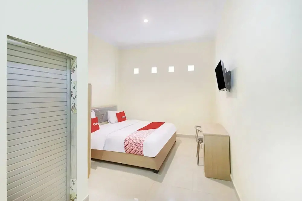 252 Royal Homestay By OYO