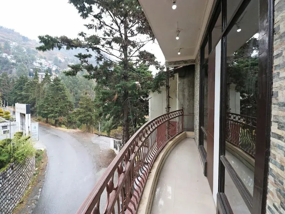 OYO 28173 Hotel Reeva
