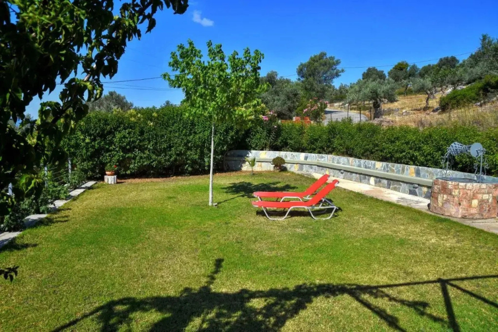 Eretria Cozy Home - Spacious Garden Retreats
