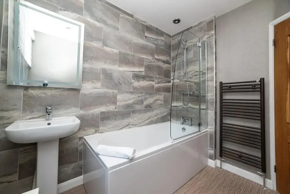 Gorgeous Modern 4 Bedroom House - Free Parking and Netflix by WHA for Contractors Relocation