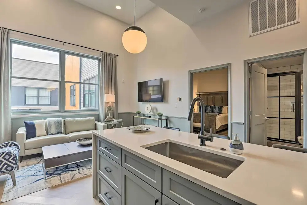 Modern Downtown Birmingham Condo w/ Rooftop Access