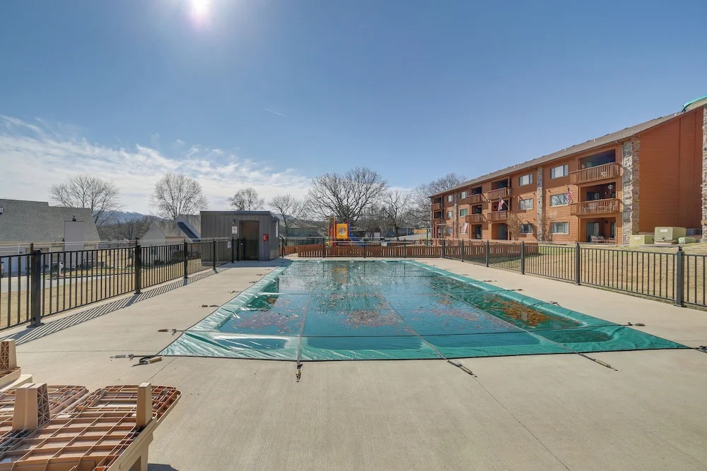 Golf, Pools & Near The Strip! Pointe Royale Condo