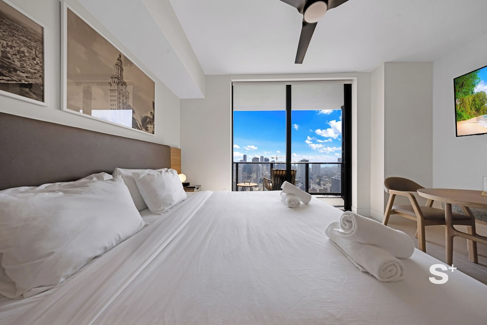 46th-Floor High-Rise Studio - Pool & Gym