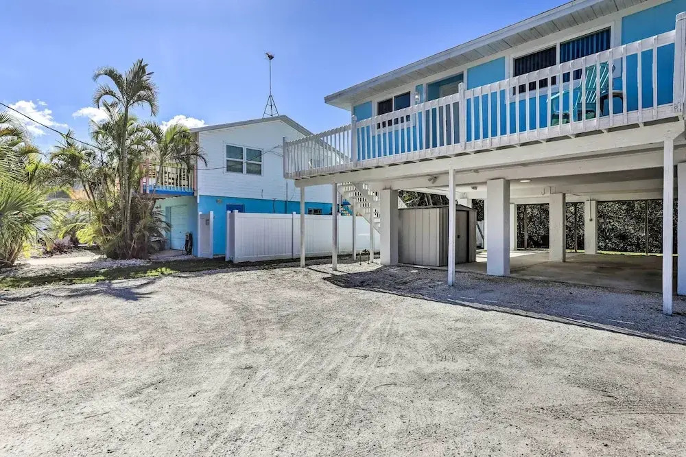 Holmes Beach Retreat: Walk to Beach & Dining!