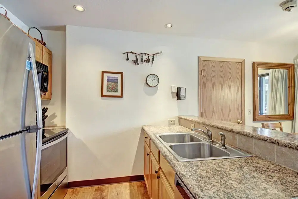 Quaint Winter Hideaway Sleeps 6- Across From Vibrant Main St 2 Bedroom Condo by RedAwning