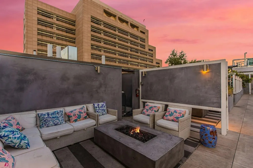 Stylish XL 2br/2ba At HWH by Oneluxstay