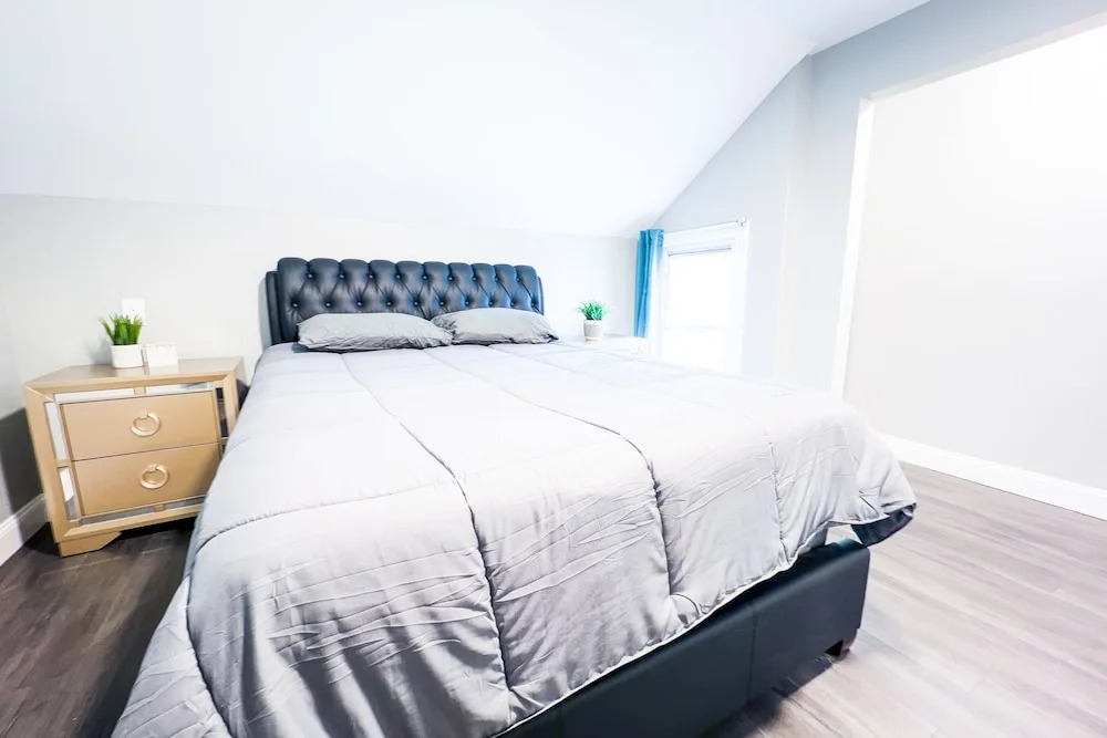 Perfect 6BR Stay Near Niagara Falls & Attractions