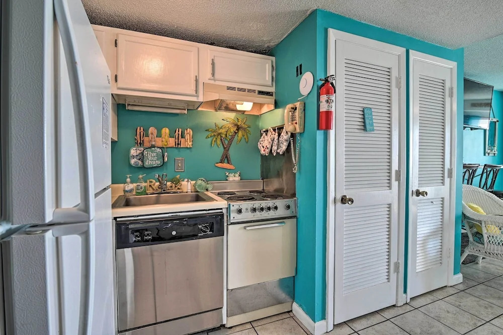 Lovely Resort Studio w/ Balcony & Ocean Views
