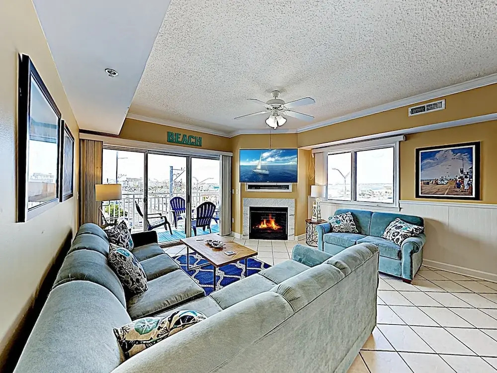 New Listing! Ocean-view W/ Rooftop Pool 4 Bedroom Condo