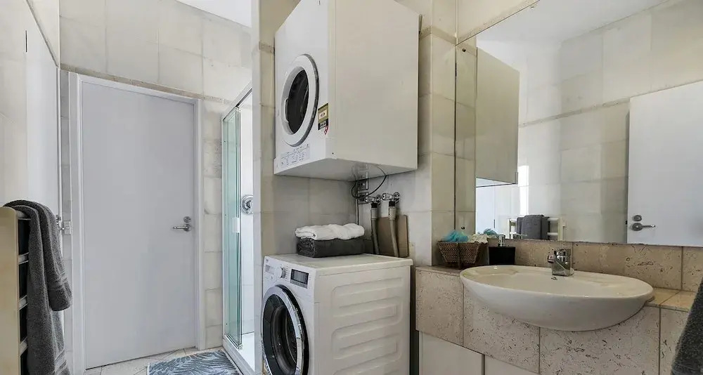 QV Executive Penthouse with Parking - 782