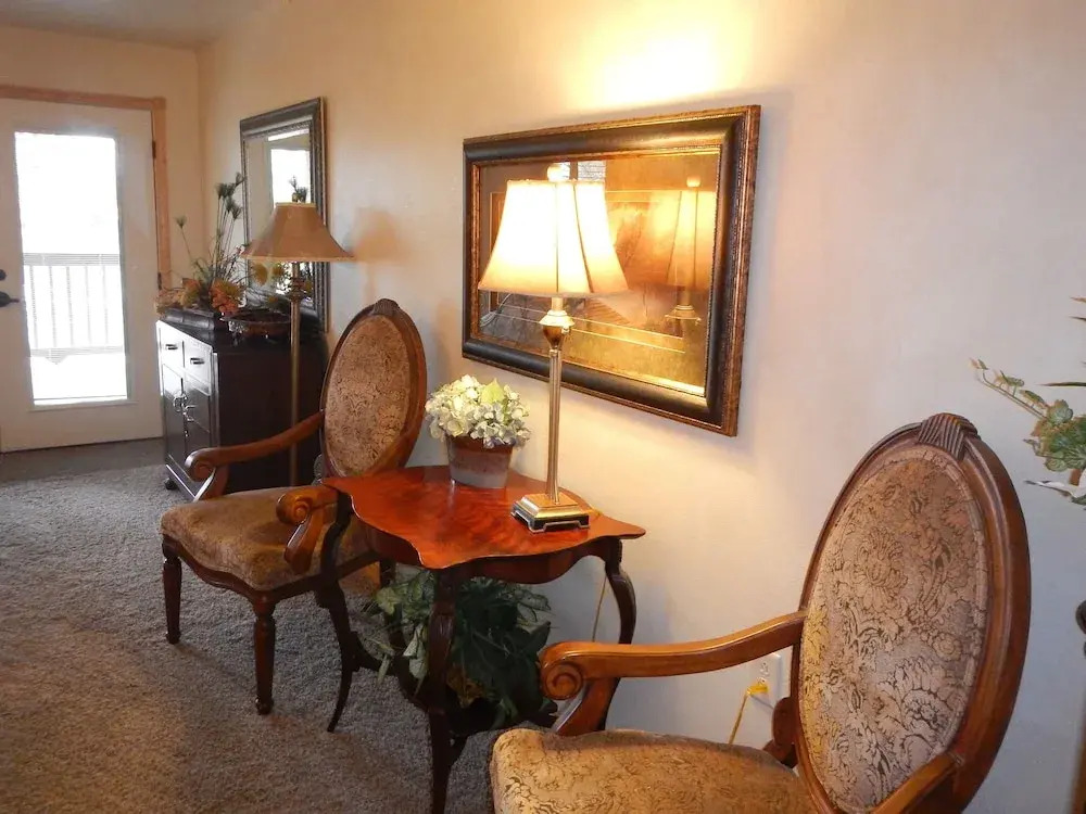 Lake view two bedroom, two bath log-sided cottage with private hot tub overlooking Lake Ouachita. by RedAwning
