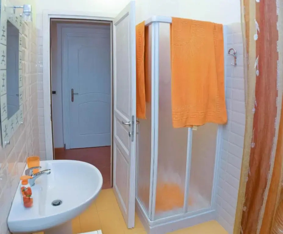 "B&B Sans égal", con CAMERE PRIVATE e APPARTAMENTI al PIANO TERRA a Biella