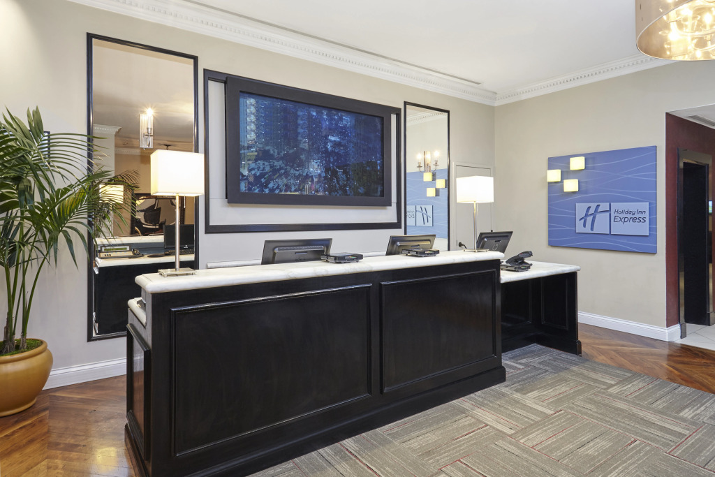 Holiday Inn Express Chicago - Magnificent Mile by IHG