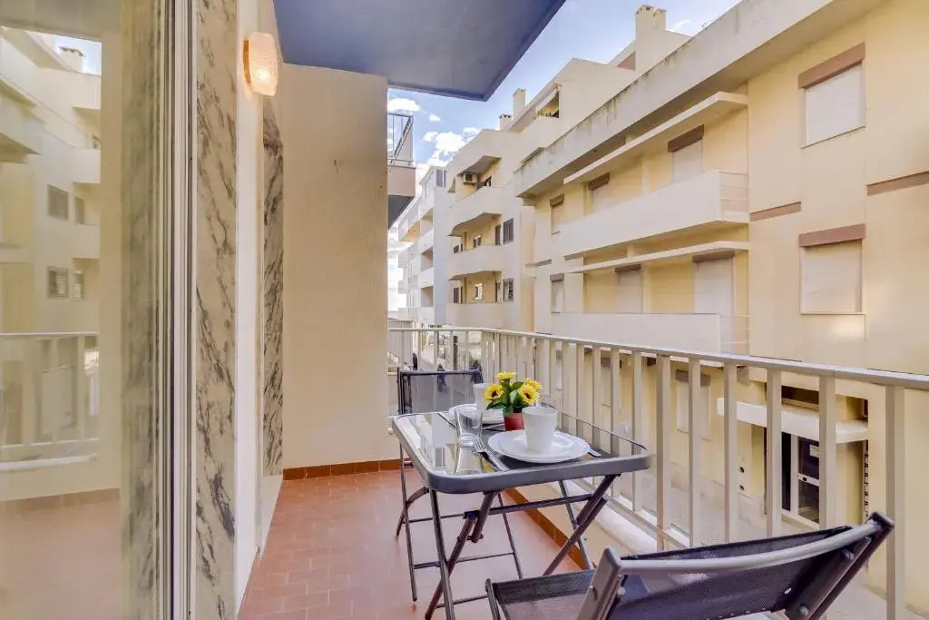 Jaune - 50 meters to the beach - Quarteira