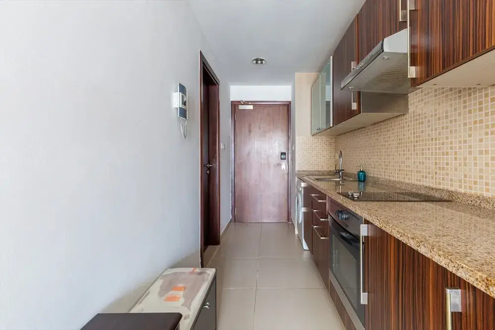Warm & Striking Studio Apartment in the Heart of Jlt!