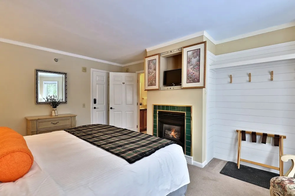 The Birch Ridge: European Room #8 - King Suite In Killington, Vermont. Hot Tub. 1 Bedroom Home