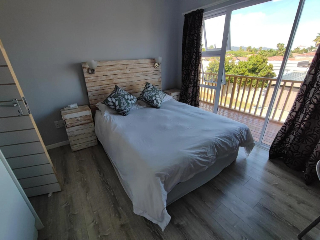 Lovely 2 Bedroom Condo with Balcony And a View!