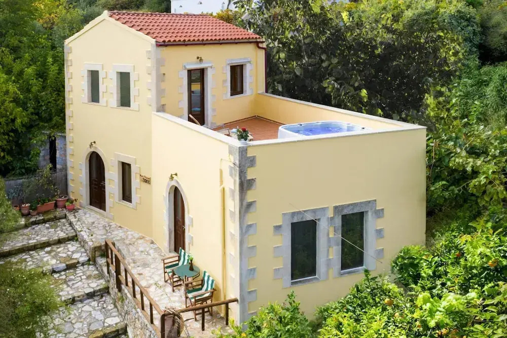 Charming Holiday Home in Maheri